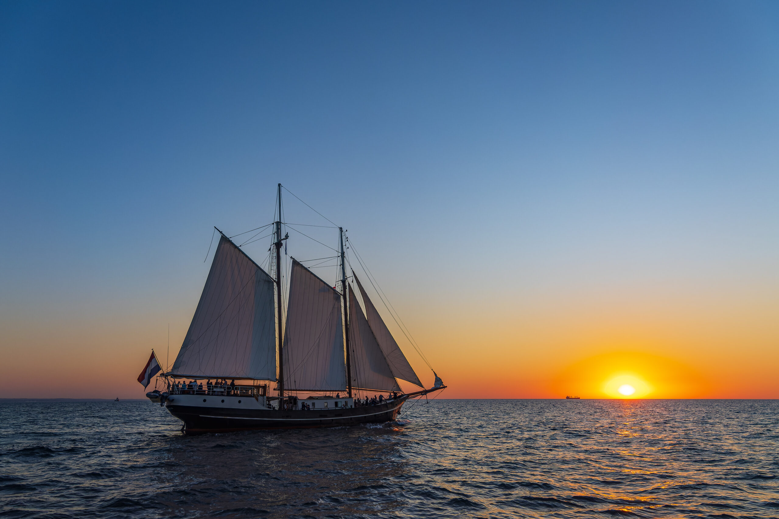 Segelschiff im Sonnenuntergang auf der Hanse Sail in Rostock