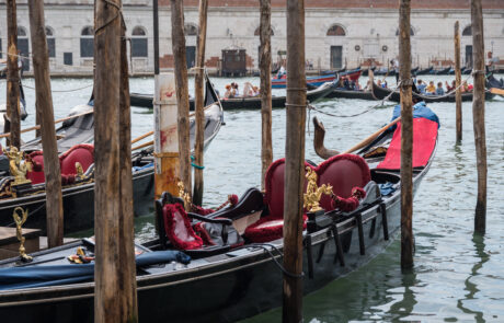 sehenswerte Gondel in Wasserstrasse – Venedig